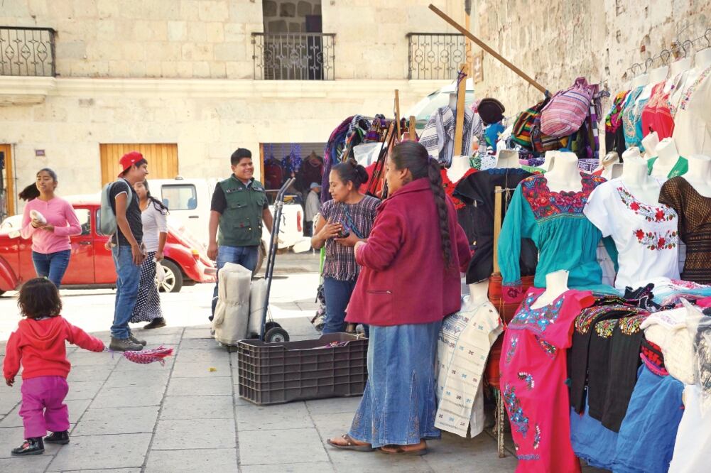 La Catedral de Oaxaca, al igual que otros edificios emblemáticos de esta ciudad, se encuentran sitiados por decenas de vendedores de supuestos productos artesanales (EDWIN HERNÁNDEZ. EL UNIVERSAL)