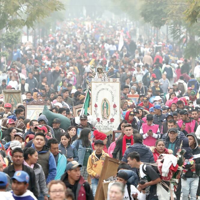 Fieles a la Virgen Morena desbordaron Calzada de Guadalupe, en la alcaldía Gustavo A. Madero, para llegar a la Basílica de Guadalupe, donde esperaron a la medianoche para festejar a la Patrona del Tepeyac. ARIEL OJEDA. EL UNIVERSAL