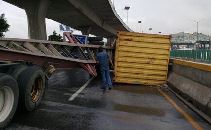 Vuelca tráiler en la México-Querétaro y causa congestionamiento vial