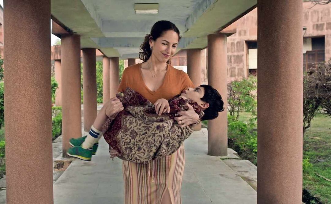 Bárbara Mori da vida Bárbara,la mamá de Lucca.  Netflix