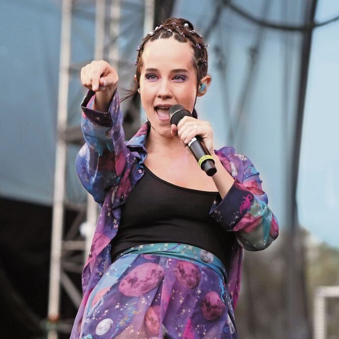 En su participación, a Ximena Sariñana la acompañaron 20 coristas. 