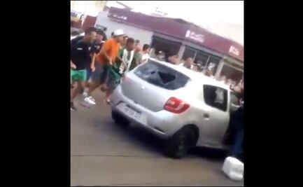 Brutal agresión de aficionados a auto con menores de edad en Argentina