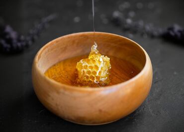 Cuáles son los riesgos de comer miel "pirata"