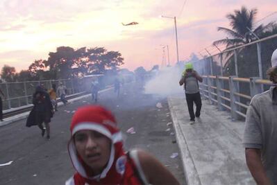 Migrantes y policía se enfrentan en frontera entre México y Guatemala