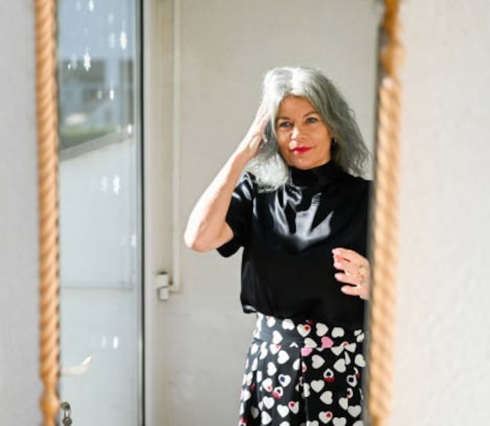 A los 50 años, el cabello ya no resiste decoloraciones extremas con químicos. Foto: Unsplash