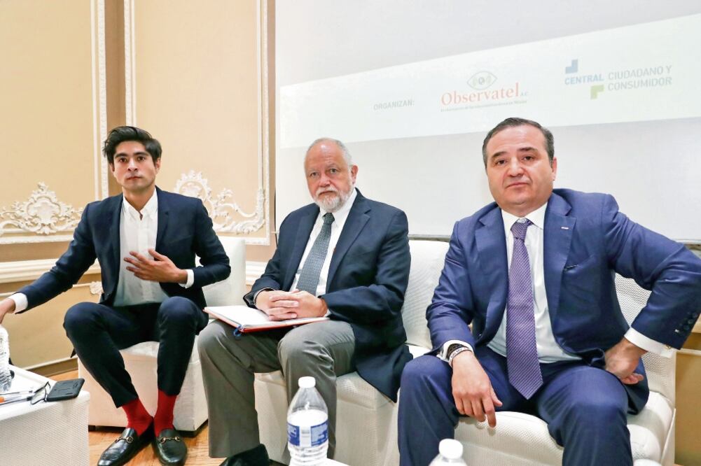 Los representantes Jorge Díaz, del candidato José Antonio Meade; Abel Hibert, de AMLO, y Jorge Álvarez, de Ricardo Anaya, en el foro de Observatel (LUCÍA GODINEZ. EL UNIVERSAL)