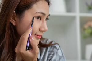 Cómo hacerte el delineado invisible para ojos chicos 