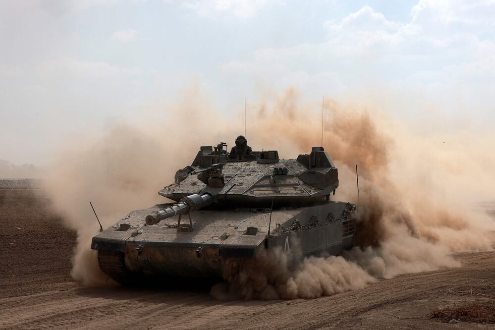 Un tanque de batalla Merkava del ejército israelí se despliega con otros a lo largo de la frontera con la Franja de Gaza, en el sur de Israel, el 13 de octubre de 2023. Foto: AFP