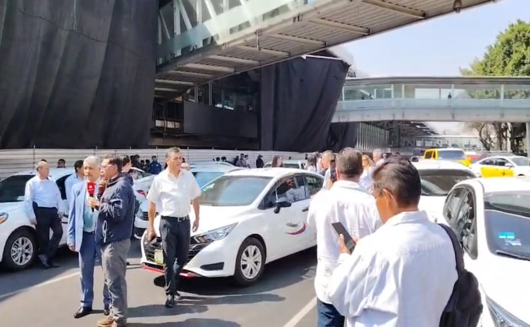 Taxistas bloquean accesos a la Terminal 1 del AICM; usuarios padecen por irse. Foto: Captura de pantalla