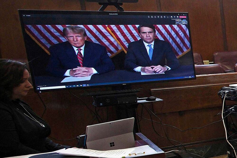 Donald Trump y su abogado aparecen en videollamada previo a comenzar una audiencia en el tribunal penal de Manhattan. Foto: AP