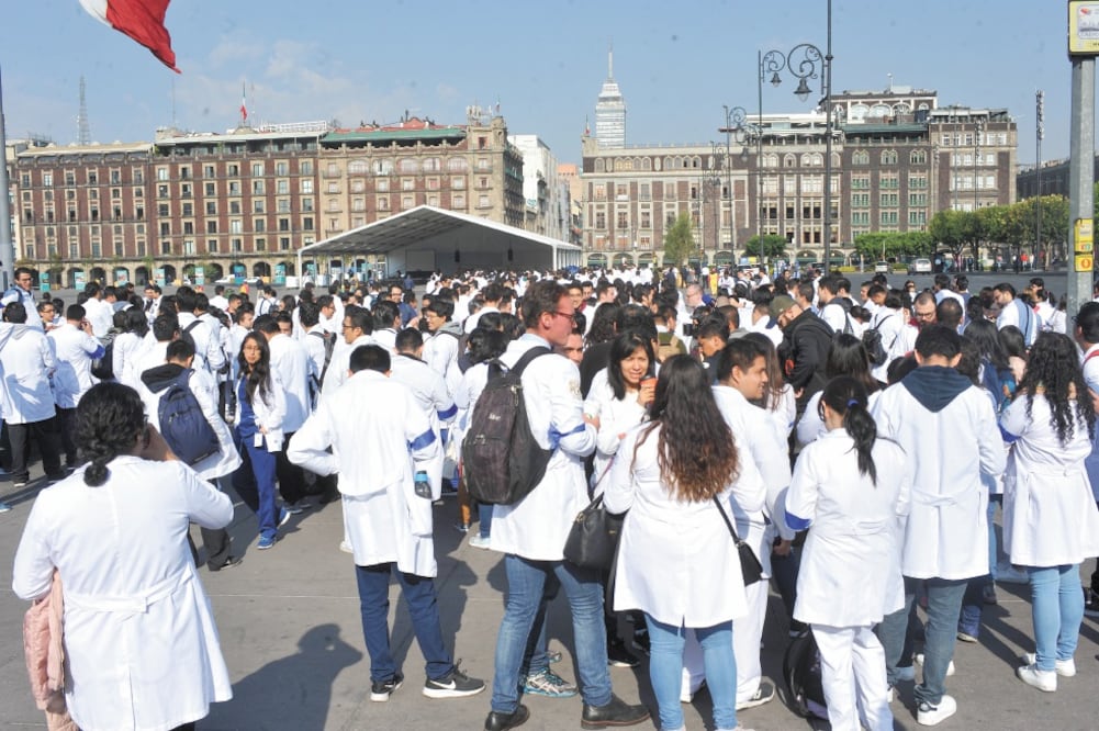 En abril de este año, los médicos del Hospital General protestaron en el Zócalo para exigir a las autoridades federales un aumento salarial y mejoras laborales. Hoy pasantes también se manifestarán a partir de las 10:00 horas. Foto: ARCHIVO. EL UNIVERSAL