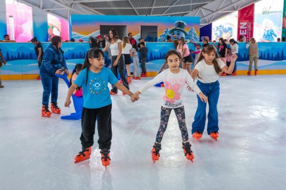 Niños y adultos pueden disfrutar la nueva pista del hielo del parque EDÉN Juventino Rosas. Foto: Facebook Alcaldía Gustavo A. Madero