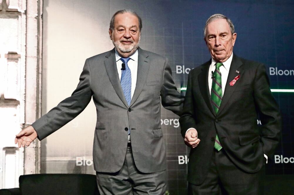 Michael R. Bloomberg (derecha), fundador de Bloomberg LP, acompaña en el foro a Carlos Slim, presidente honorario de América Móvil (ALEJANDRO ACOSTA. EL UNIVERSAL)