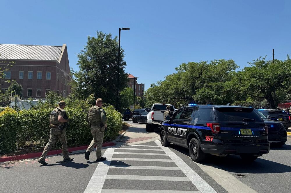 Decenas de patrullas, incluida una camioneta forense, se encuentran estacionadas frente al edificio del sindicato de estudiantes de la Universidad Estatal de Florida, escenario de un tiroteo en Tallahassee, Florida. Foto: AP