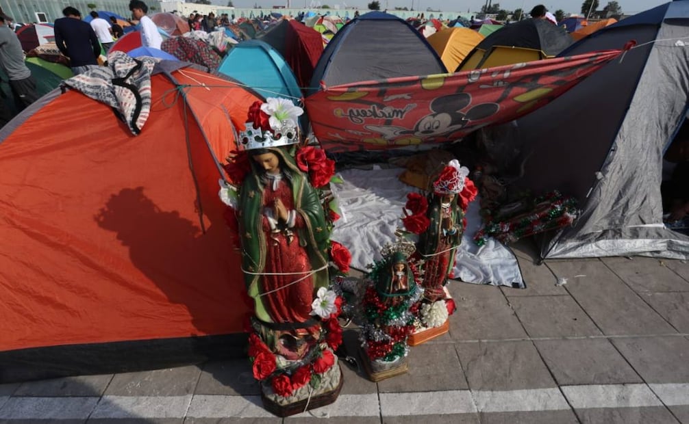 Itzel Osorio mantiene su peregrinación como un acto de fé y gratitud; enfrenta frio y cansancio.
Foto: Especial.