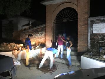 Denuncian a forense que hacía necropsias ¡en vía pública!