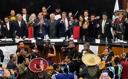 Con mariachi en el Senado, Monreal se avienta un "palomazo" para celebrar a los músicos en su día