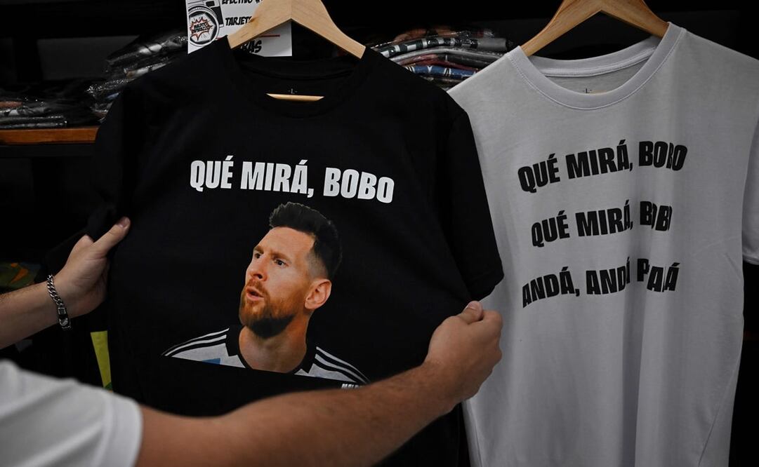 Las tiendas de ropa en Buenos Aires ya empiezan a vender productos con la frase del astro argentino / Foto: AFP