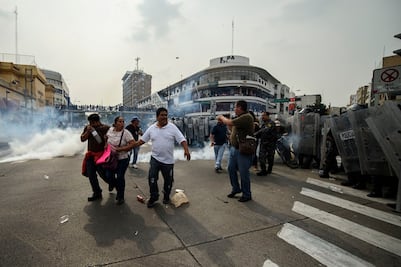 Desalojan con gas a ambulantes en Guadalajara