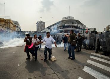 Desalojan con gas a ambulantes en Guadalajara