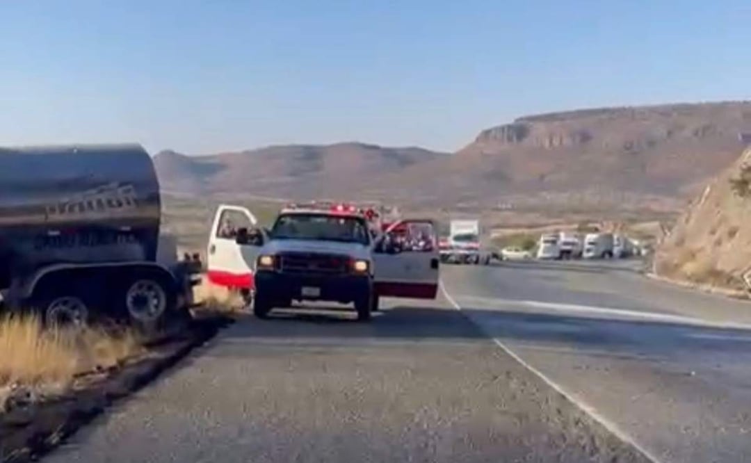 Vuelca tráiler con ganado en la carretera La Colorada–Hermosillo. Foto: Especial