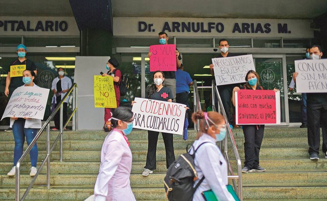Empleados sanitarios protestan por la falta de equipo médico, en el hospital Doctor Arnulfo Arias Madrid, en Panamá, el pasado 16 de julio. Foto: LUIS ACOSTA. AFP