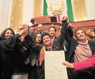 Se cumple el trámite; llega Ernestina Godoy a la fiscalía
