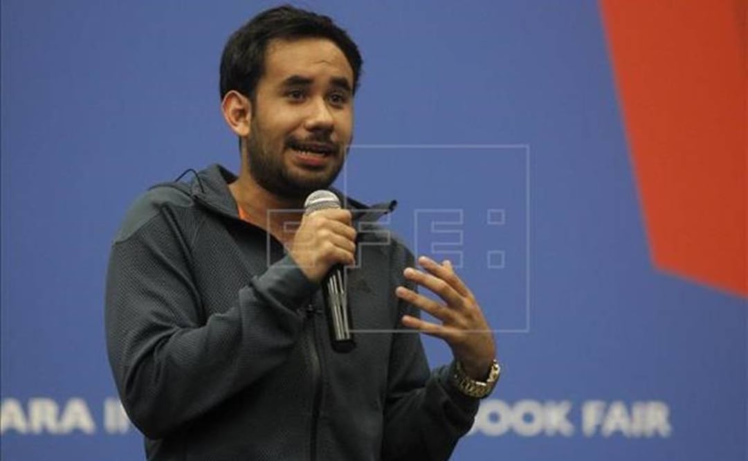 Los gritos de histeria colectiva y los "te amo" de chicas subidas encima de las sillas no dejaban duda de que allí nadie lo desconocía. FOTO: EFE.