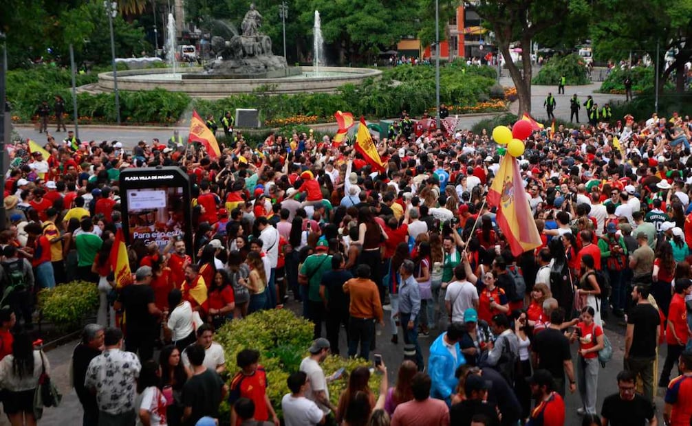 Decenas de aficionados españoles se reunieron en la Glorieta de Cibeles para celebrar la victoria de la Selección de España.
FOTO: DIEGO SIMÓN SÁNCHEZ