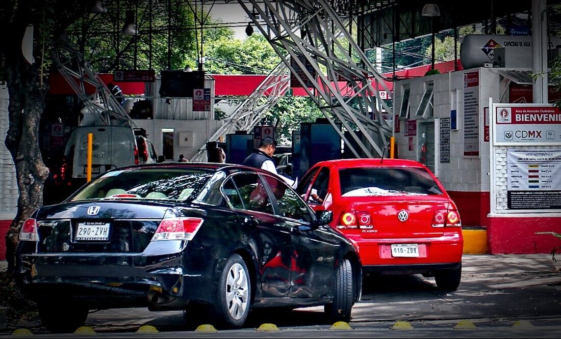 Antes de acudir a verificar es indispensable que cuentes con la tarjeta de circulación vigente, constancia de verificación anterior y estar al corriente en el pago de tenencias y multas. Foto: Archivo/EL UNIVERSAL