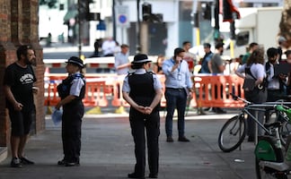Acusan formalmente a una mujer de apuñalar a 4 hombres en el centro de Londres; señalan problema de salud mental de la agresora