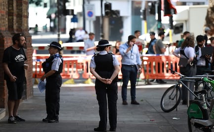 Acusan formalmente a una mujer de apuñalar a 4 hombres en el centro de Londres; señalan problema de salud mental de la agresora