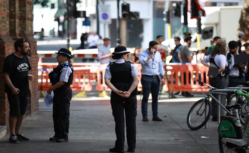 Acusan formalmente a una mujer de apuñalar a 4 hombres en el centro de Londres; señalan problema de salud mental de la agresora