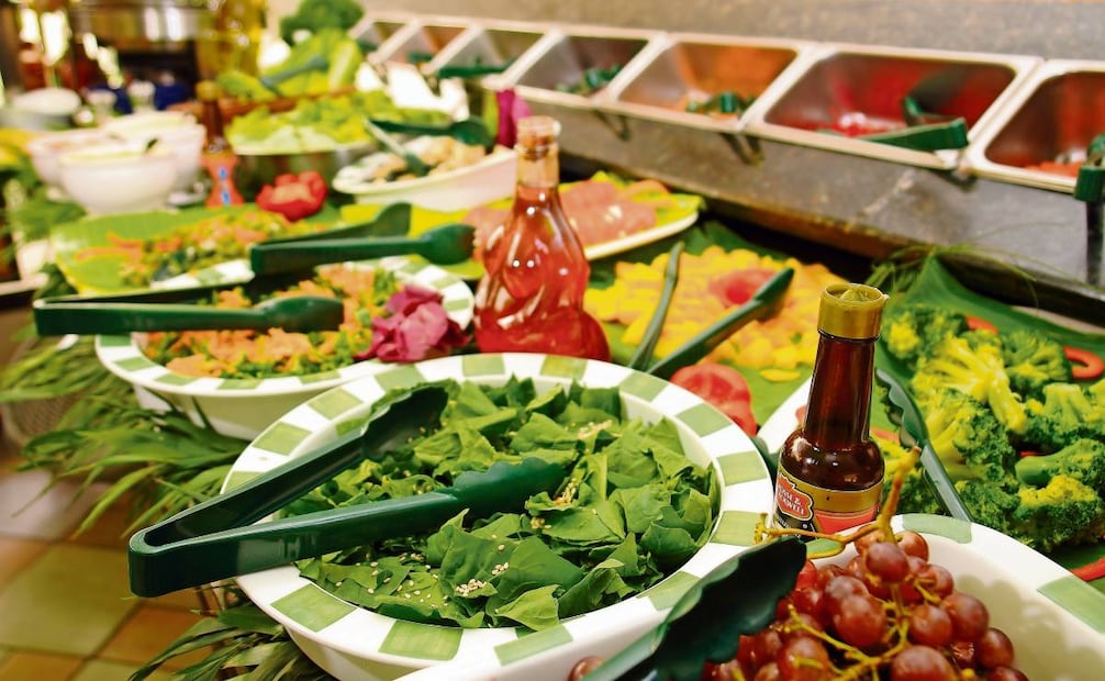 Se deberán incluir cuatro diferentes opciones de plato fuerte, de las cuales una deberá ser ensalada. Foto: Especial