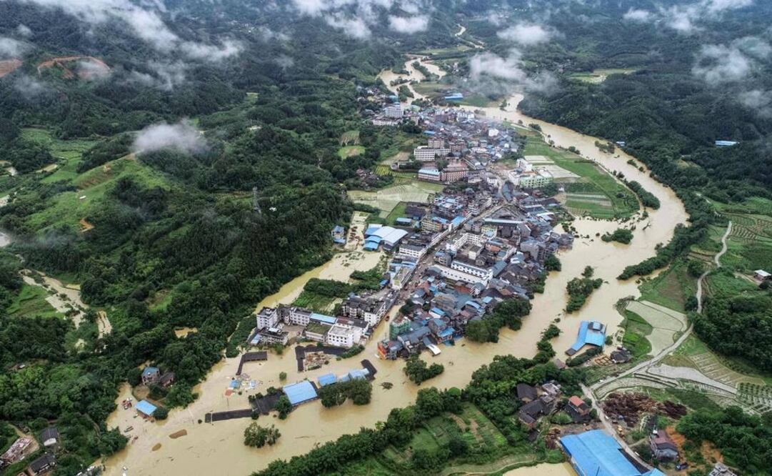Las inundaciones, aludes de tierra y deslizamientos de lodo afectaron a más de 4.5 millones de personas en ocho provincias (Foto: AFP)