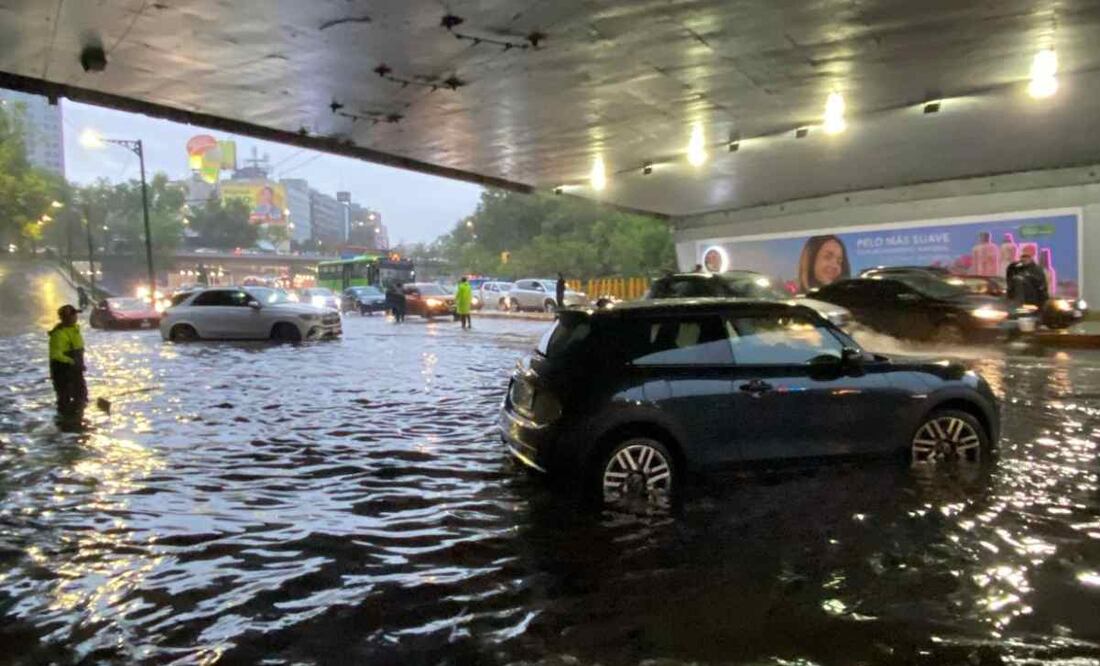 El bajo Puente de reforma al cruce con Circuito interior se encuentra un espejo de 70 cm. Tres automóviles quedaron varados Junio 16 2025. Foto: Valente Rosas