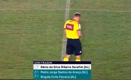 Árbitro se orina dentro del campo en pleno partido