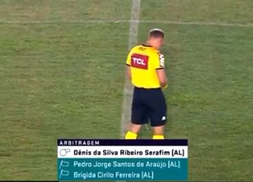 Árbitro se orina dentro del campo en pleno partido