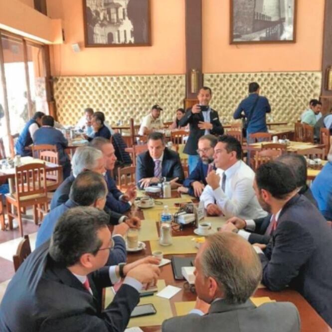 Diez mandatarios se reunieron en el Café La Habana, cercano a la Segob, donde cerraron filas en torno a la iniciativa de la Guardia Nacional. JULIÁN SÁNCHEZ. EL UNIVERSAL