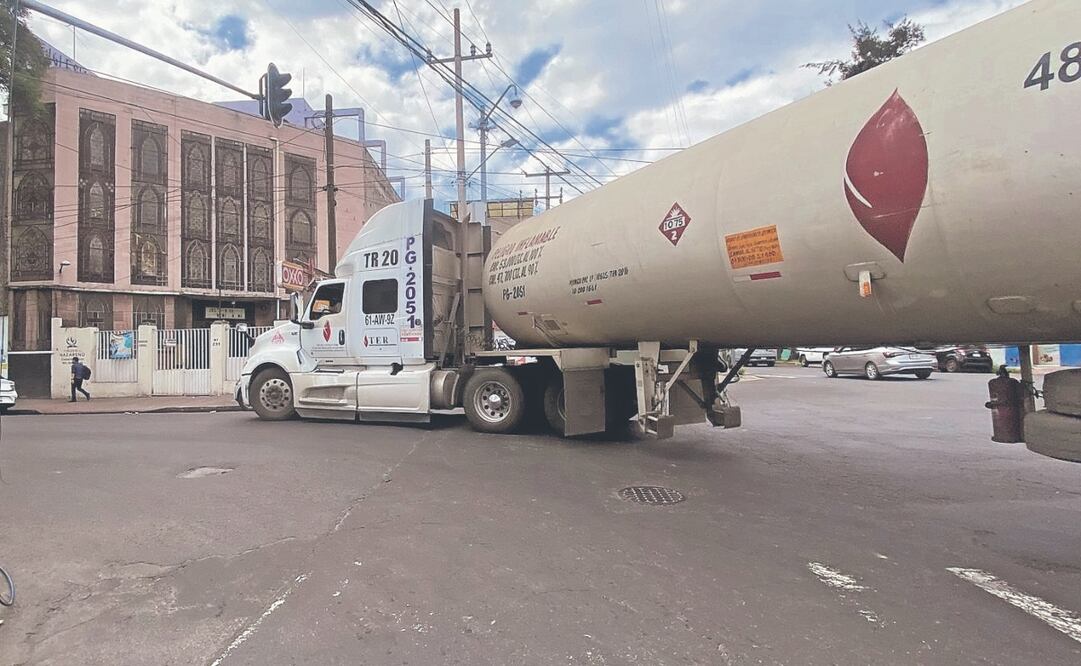 Vecinos de la colonia Tránsito denunciaron que sobre avenida del Taller es frecuente observar pipas circular a plena luz del día. Foto: de Juan Carlos Williams. EL UNIVERSAL