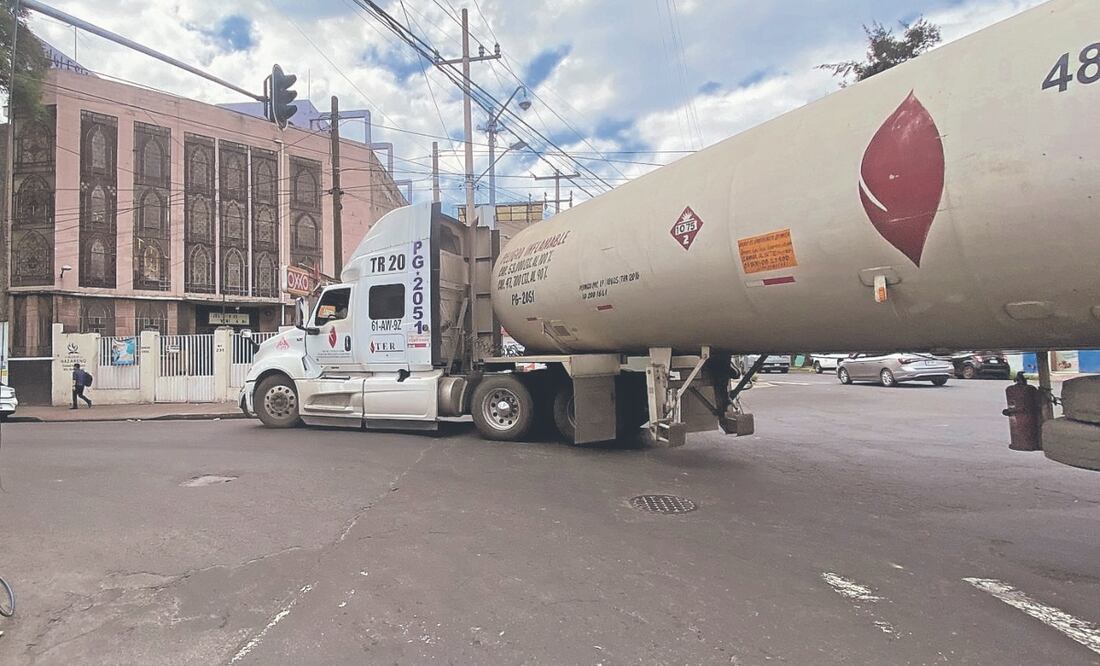 Vecinos de la colonia Tránsito denunciaron que sobre avenida del Taller es frecuente observar pipas circular a plena luz del día. Foto: de Juan Carlos Williams. EL UNIVERSAL