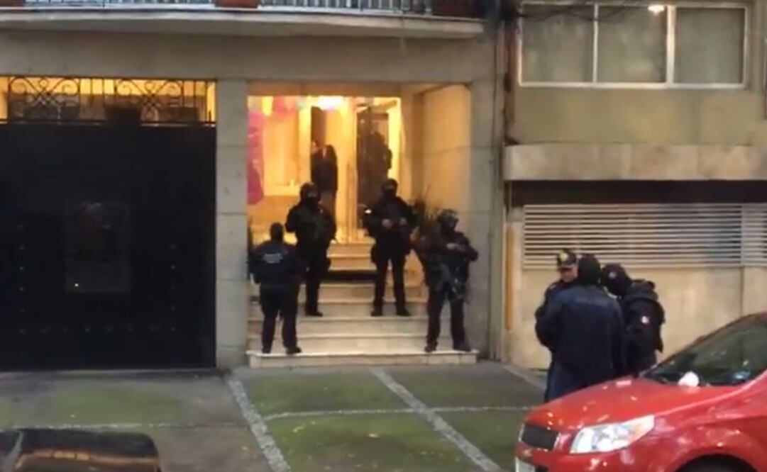 Aspectos del operativo realizado en la calle de Zempoala. Fotografía: Tomada de video de El Gráfico