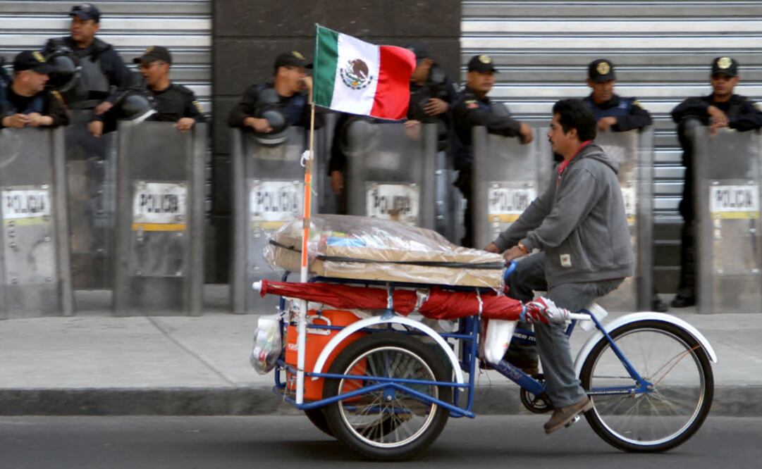 The majority of street vendors in Mexico City sell traditional bread, pan de dulce, and hot beverages - Photo: EL UNIVERSAL