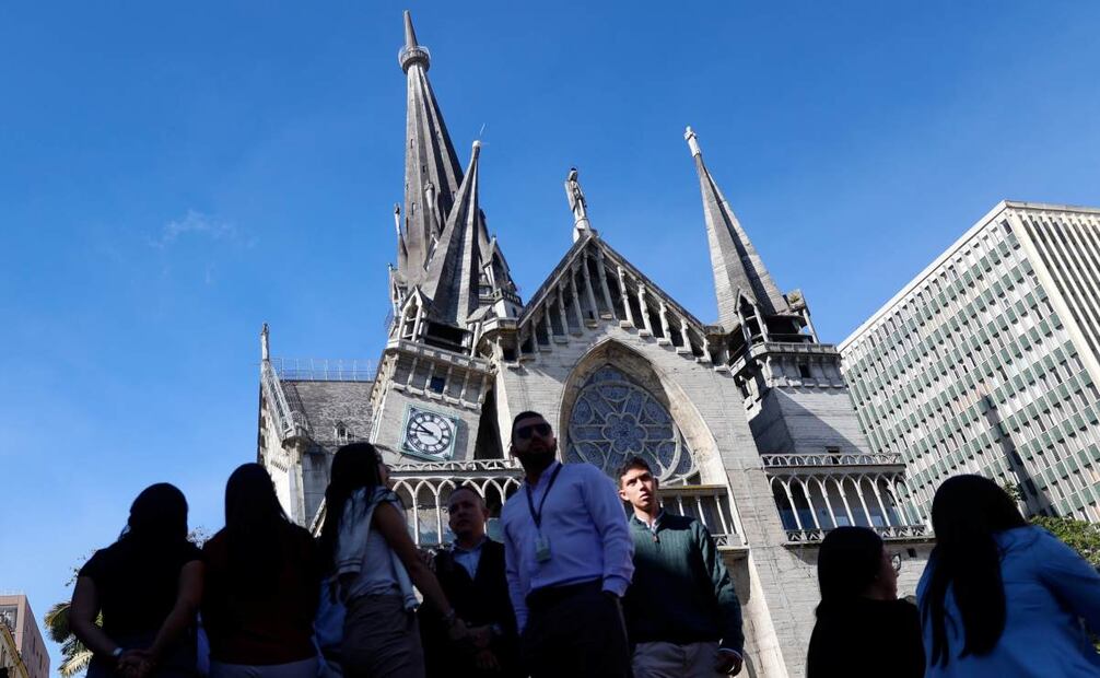 Unos residentes permanecen frente a la Catedral de Manizales tras los daños sufridos por un terremoto en Manizales, Colombia, el lunes 10 de agosto de 2026. Foto: AP