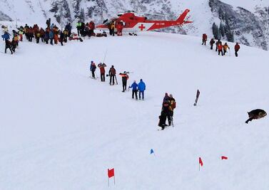 Un muerto y tres desaparecidos por una avalancha en Suiza