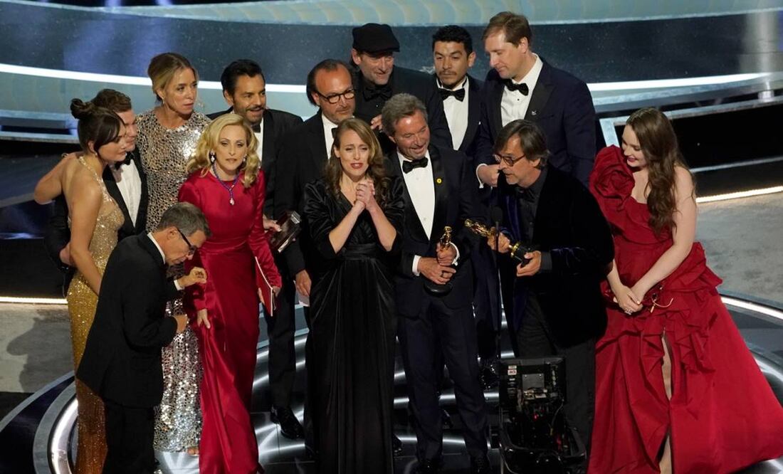 El elenco de la película triunfadora subió al escenario por su trofeo. Foto: Agencias