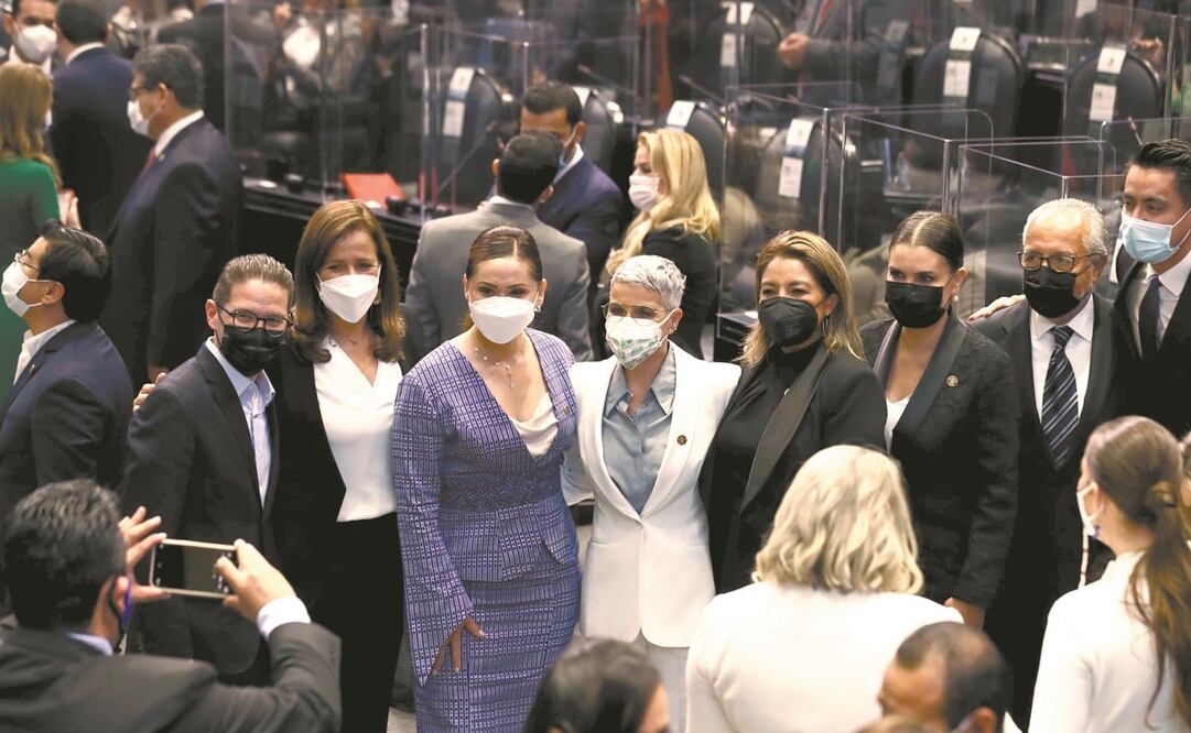 Los nuevos legisladores no dudaron en tomarse selfies y felicitarse por ser parte de San Lázaro. Foto: Diego Simón. El Universal