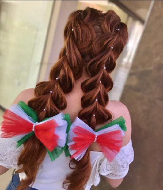 Un peinado creativo y moderno que combina mini coletas con trenzado, perfecto para destacar en la noche del 15 de septiembre. Foto: Instagram @danielaibarrahairstyle