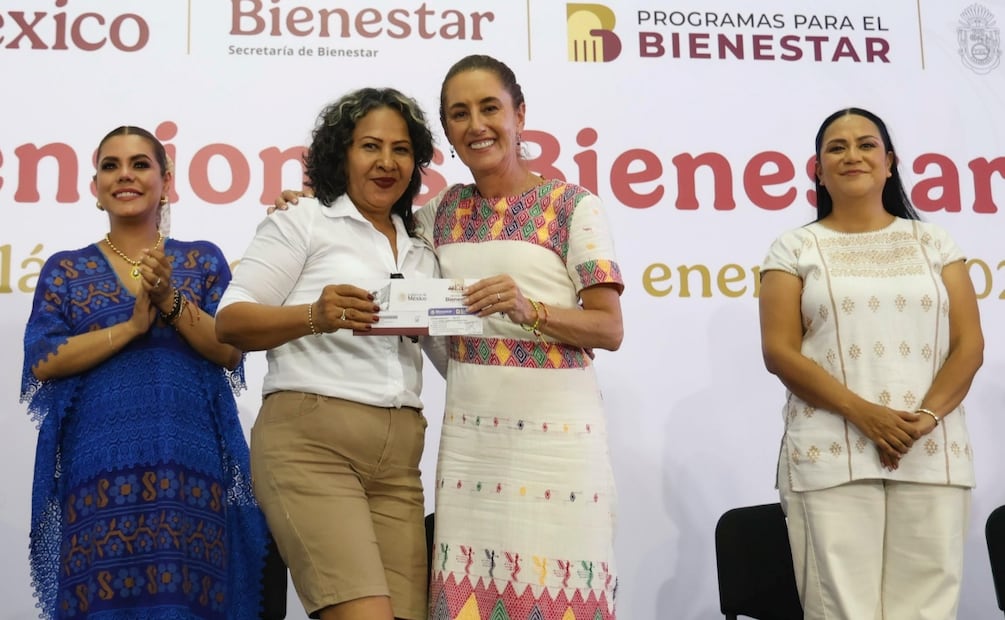 Secretaria de Bienestar Ariadna Montiel en el municipio de Petatlán, Guerrero junto a la presidenta Claudia Sheinbaum (10/01/2026). Foto: Presidencia