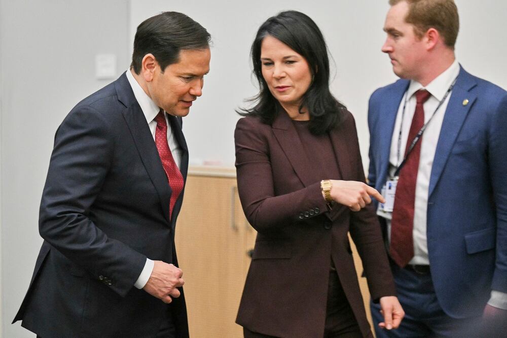 El secretario estadounidense de Estado, Marco Rubio (izquierda), habla con la ministra de Asuntos Exteriores de Alemania, Annalena Baerbock, durante una reunión paralela de los ministros de Asuntos Exteriores de la OTAN en la sede de la OTAN en Bruselas. Foto: AP